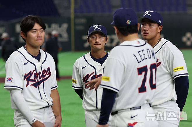 [도쿄=뉴시스] 권창회 기자 = 2026 월드베이스볼클래식(WBC) 개막을 하루 앞둔 4일 일본 도쿄돔에서 한국야구대표팀 김도영(왼쪽부터)과 신민재 안현민이 훈련 중 코치와 대화를 하고 있다. 2026.03.04. kch0523@newsis.com