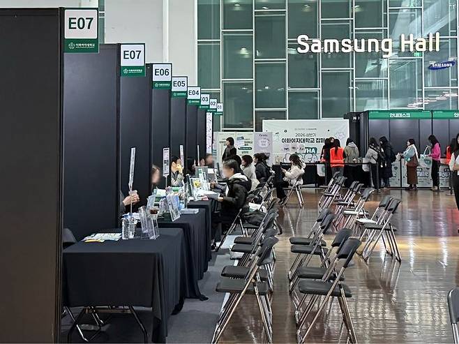 [서울=뉴시스] 박시은 인턴기자 = 9일 오전 열린 이화여대 '2026 상반기 잡페어' 인재개발원 부스에서 상담이 진행되고 있다. 2026.03.09.  *재판매 및 DB 금지