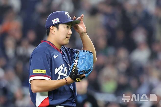 [도쿄=뉴시스] 권창회 기자 = 9일 일본 도쿄돔에서 열린 2026 WBC 조별리그 C조 4차전 한국과 호주의 경기, 1회말 한국 선발투수 손주영이 모자를 만지고 있다. 2026.03.09. kch0523@newsis.com