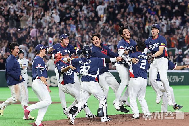 [도쿄=뉴시스] 권창회 기자 = 9일 일본 도쿄돔에서 열린 2026 WBC 조별리그 C조 4차전 한국과 호주의 경기, 7-2로 승리해 WBC 본선에 진출한 한국 대표팀 선수들이 기뻐하고 있다. 2026.03.09. kch0523@newsis.com