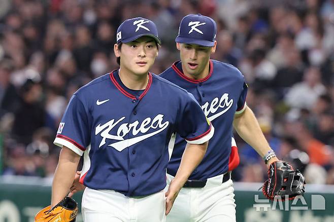 [도쿄=뉴시스] 권창회 기자 = 9일 일본 도쿄돔에서 열린 2026 WBC 조별리그 C조 4차전 한국과 호주의 경기, 8회말 한국 조병현이 위기를 넘긴 뒤 더그아웃으로 향하고 있다. 2026.03.09. kch0523@newsis.com