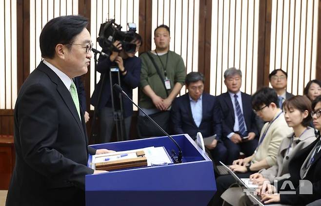 [서울=뉴시스] 조성봉 기자 = 우원식 국회의장이 10일 오전 서울 여의도 국회의장 접견실에서 열린 개헌 관련 긴급기자회견에서 발언을 하고 있다. 우 국회의장은 "계엄 국회통제 강화, 5·18정신 전문수록, 지방균형발전 등을 개헌에 담아야 한다"고 밝혔다. 2026.03.10. suncho21@newsis.com