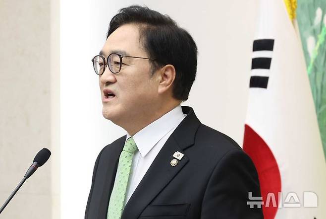 [서울=뉴시스] 조성봉 기자 = 우원식 국회의장이 10일 오전 서울 여의도 국회의장 접견실에서 열린 개헌 관련 긴급 기자회견에서 발언을 하고 있다. 우 국회의장은  "계엄 국회통제 강화, 5·18정신 전문수록, 지방균형발전 등을 개헌에 담아야 한다"고 밝혔다. 2026.03.10. suncho21@newsis.com