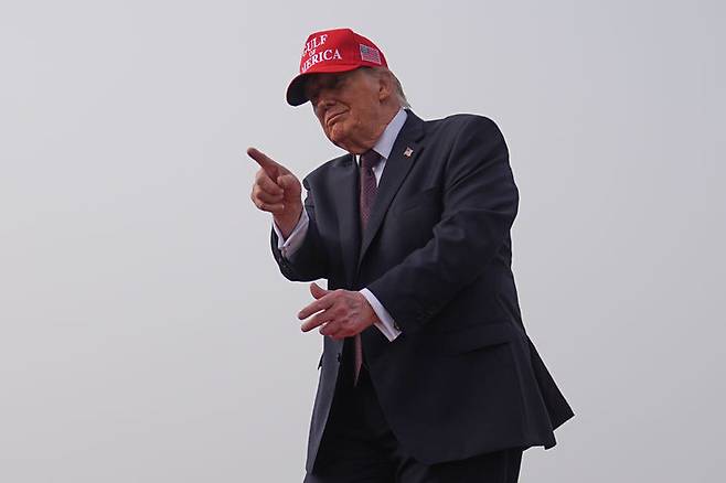 [코퍼스크리스티=AP/뉴시스]도널드 트럼프 미국 대통령이 27일(현지 시간) 미국 텍사스주 코퍼스 크리스티 항구에서 연설한 뒤 제스처를 취하고 있다.