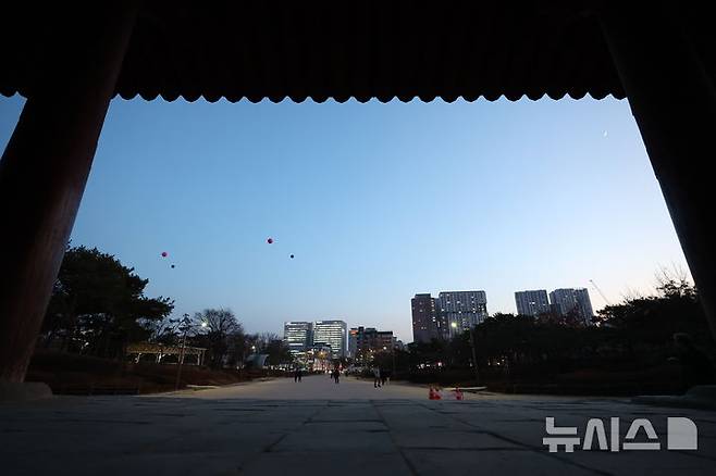 [서울=뉴시스] 황준선 기자 = 종묘 인근 재개발을 두고 서울시와 국가유산청이 대립을 이어가고 있는 24일 오후 서울 종로구 종묘 외대문에서 바라본 세운4구역 일대에 대형풍선이 떠 있다. 이 대형풍선은 종묘 앞 개발시 높이와 조망 시뮬레이션 위해 서울시에서 설치했다. 2025.12.24. hwang@newsis.com