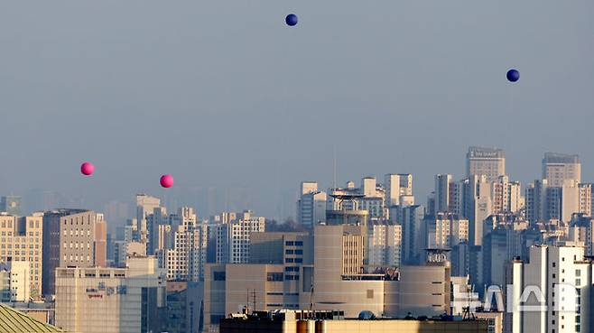 [서울=뉴시스] 추상철 기자 = 종묘 인근 재개발을 두고 서울시와 국가유산청이 대립을 이어가고 있는 24일 오후 서울 종로구 세운4구역 상공에 대형풍선이 떠 있다. 이 대형풍선은 종묘 앞 개발시 높이와 조망 시뮬레이션 위해 서울시에서 설치했다. 2025.12.24. scchoo@newsis.com