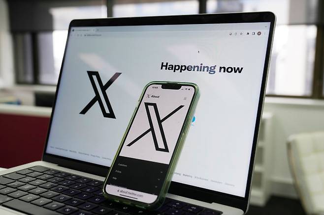 [시드니=AP/뉴시스] 컴퓨터와 휴대전화 화면에 'X'의 첫 페이지가 표시되어 있다.일론머스크가 이끄는 소셜미디어 X(엑스·구 트위터)가 1년 동안 플랫폼 조작을 시도하거나 저급한 계정 약 8억 개를 정지시켰다고 밝혔다. *기사 본문과는 무관한 사진. 2026.03.10.
