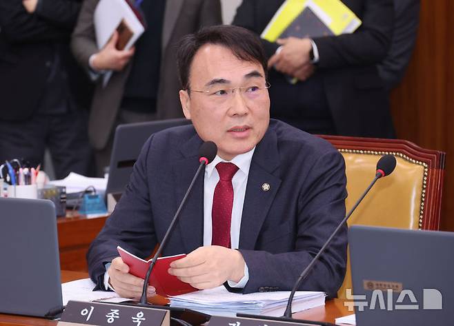 [서울=뉴시스] 김금보 기자 = 국회 국토교통위원회 국민의힘 간사로 선임된 이종욱 의원이 10일 오전 서울 여의도 국회에서 열린 전체회의에서 인사말을 하고 있다. 2026.02.10. kgb@newsis.com