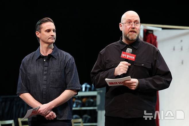 [고양=뉴시스] 박진희 기자 = 뮤지컬 '빌리 엘리어트' 해외 협력 연출 애드 번사이드(오른쪽)와 해외 협력 안무 톰 호지슨이 10일 경기 고양시 아람누리극장에서 기자간담회를 하고 있다. 2026.03.10. pak7130@newsis.com