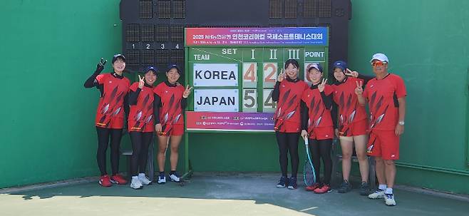'2025 NH농협은행 인천코리아컵 국제소프트테니스대회'에서 한국을 꺾고 정상에 오른 일본 선수단. 협회