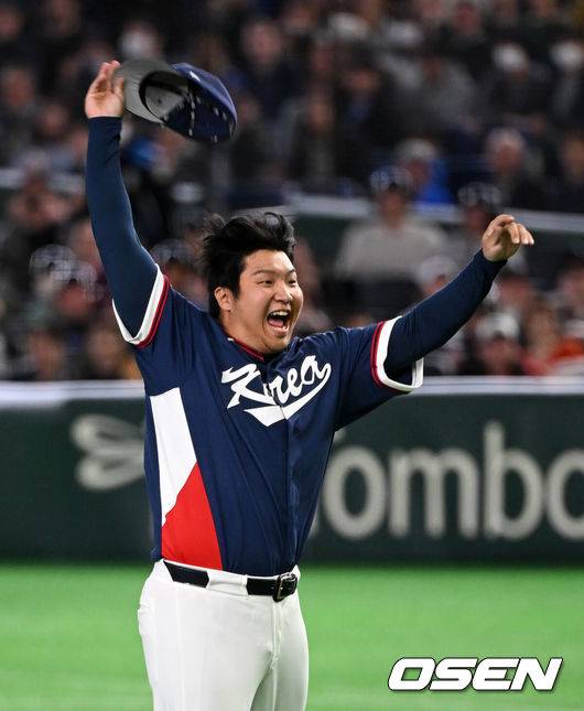 [OSEN=도쿄(일본), 손용호 기자] 도쿄의 기적이 나왔다. 한국 WBC 대표팀이 17년 만에 1라운드를 통과했다.&nbsp;한국은 9일 일본 도쿄돔에서 열린 ‘2026 월드베이스볼클래식(WBC)’ 1라운드 C조 호주와의 경기에서 로 승리를 거뒀다. 이로써 한국은 조별라운드 2승2패를 기록하면서 호주, 대만 등을 최소실점률로 제치면서 2009년 이후 17년 만에 1라운드를 통과했다. 이제 한국은 마이애미행 전세기를 탄다.경기 종료 한국 문보경이 동료들과 승리의 기쁨을 나누고 있다. 2026.03.09&nbsp;/spjj@osen.co.kr