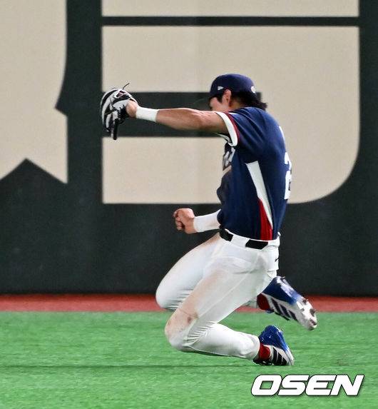 [OSEN=도쿄(일본), 손용호 기자] 9일 일본 도쿄돔에서 월드베이스볼클래식(WBC) 조별리그 C조 한국과 호주의 경기가&nbsp;열렸다.C조는 일본이 3승으로 조 1위를 확정, 8강에 진출했다. 호주가 2승 1패, 대만이 2승 2패, 한국이 1승 2패, 체코는 3패다.한국 WBC 대표팀이 8강에 진출하려면 호주에 2점 이하로 실점하면서 5점 차 이상으로 승리해야만 한다.9회말 1사 1루에서 한국 이정후가 호주 릭슨 윈그로브를 우익수 플라이로 처리하고 있다. 2026.03.09&nbsp;/spjj@osen.co.kr