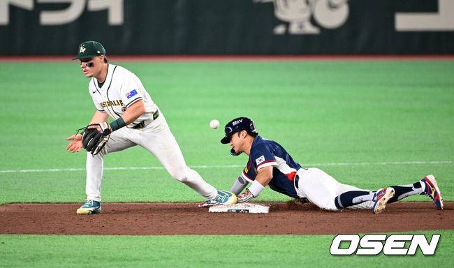 [OSEN=도쿄(일본), 손용호 기자] 9일 일본 도쿄돔에서 월드베이스볼클래식(WBC) 조별리그 C조 한국과 호주의 경기가&nbsp;열렸다.C조는 일본이 3승으로 조 1위를 확정, 8강에 진출했다. 호주가 2승 1패, 대만이 2승 2패, 한국이 1승 2패, 체코는 3패다.한국 WBC 대표팀이 8강에 진출하려면 호주에 2점 이하로 실점하면서 5점 차 이상으로 승리해야만 한다.9회초 1사 1루에서 한국 이정후의 땅볼 때 호주 제리드 데일의 2루 송구가 빠지고 있다. 2026.03.09&nbsp;/spjj@osen.co.kr