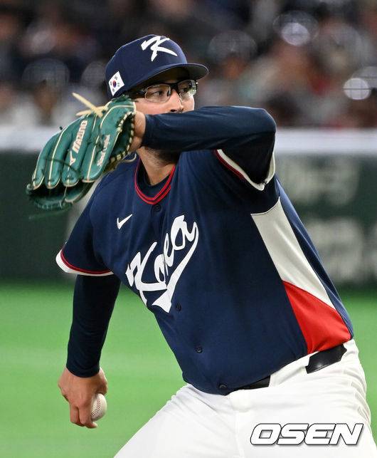 [OSEN=도쿄(일본), 손용호 기자] 9일 일본 도쿄돔에서 월드베이스볼클래식(WBC) 조별리그 C조 한국과 호주의 경기가&nbsp;열렸다.C조는 일본이 3승으로 조 1위를 확정, 8강에 진출했다. 호주가 2승 1패, 대만이 2승 2패, 한국이 1승 2패, 체코는 3패다.한국 WBC 대표팀이 8강에 진출하려면 호주에 2점 이하로 실점하면서 5점 차 이상으로 승리해야만 한다.7회말 한국 데인 더닝이 역투하고 있다. 2026.03.09&nbsp;/spjj@osen.co.kr