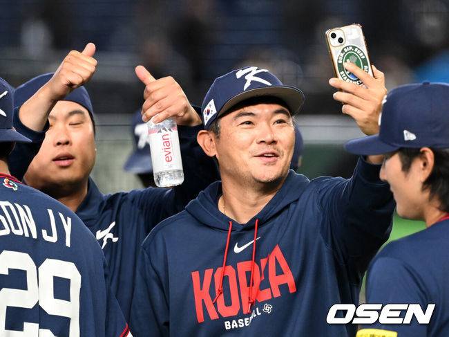 [OSEN=도쿄(일본), 손용호 기자] 도쿄의 기적이 나왔다. 한국 WBC 대표팀이 17년 만에 1라운드를 통과했다.&nbsp;한국은 9일 일본 도쿄돔에서 열린 ‘2026 월드베이스볼클래식(WBC)’ 1라운드 C조 호주와의 경기에서 로 승리를 거뒀다. 이로써 한국은 조별라운드 2승2패를 기록하면서 호주, 대만 등을 최소실점률로 제치면서 2009년 이후 17년 만에 1라운드를 통과했다. 이제 한국은 마이애미행 전세기를 탄다.경기 종료 후 한국 노경은이 류현진과 승리의 기쁨을 나누고 있다. 2026.03.09&nbsp;/spjj@osen.co.kr