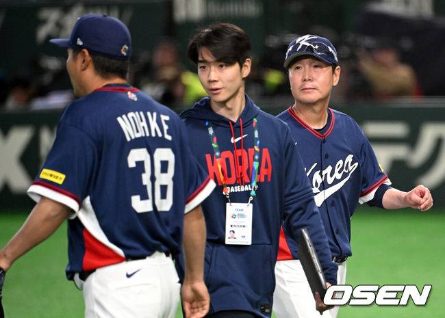 [OSEN=도쿄(일본), 손용호 기자] 9일 일본 도쿄돔에서 월드베이스볼클래식(WBC) 조별리그 C조 한국과 호주의 경기가&nbsp;열렸다.C조는 일본이 3승으로 조 1위를 확정, 8강에 진출했다. 호주가 2승 1패, 대만이 2승 2패, 한국이 1승 2패, 체코는 3패다.한국 WBC 대표팀이 8강에 진출하려면 호주에 2점 이하로 실점하면서 5점 차 이상으로 승리해야만 한다.2회말 한국 류지현 감독이 노경은을 올리고 있다. 2026.03.09&nbsp;/spjj@osen.co.kr