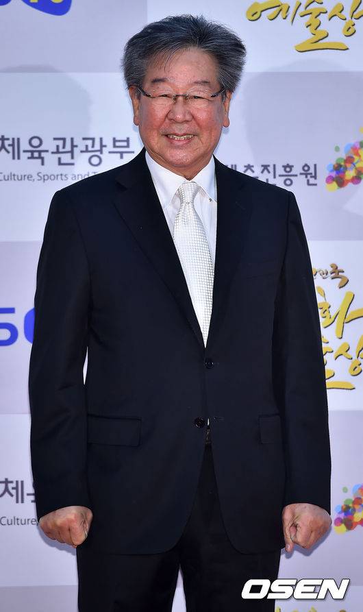 [OSEN=민경훈 기자] 17일 오후 서울시 종로구 연건동 홍익대 대학로 아트센터 대강당에서 열린 '2014 대한민국 대중문화예술상'에서 최불암이 포토월에서 포즈를 취하고 있다.문화체육관광부가 주최하고, 한국콘텐츠진흥원이 주관하는 '2014 대한민국 대중문화예술상'은 코미디언 송해, 배우 최불암을 포함해 총 28명의 대중문화예술인이 우리나라 대중문화 발전에 기여한 공을 인정받아 문화훈장, 대통령 표창, 국무총리 표창, 문화체육관광부 장관상을 수상한다.또한 수상자들의 업적을 기리는 헌정 공연과 선후배 대중문화예술인들의 화려한 축하공연도 마련돼 행사의 의미를 더 한다. '전국노래자랑'의 진행을 26년간 맡아온 방송인 송해와 47년간 연기 활동을 이어고 있는 배우 최불암 등 6명이 ‘2014 대한민국 대중문화예술상’ 문화훈장 수훈자로 선정됐다. '서른 즈음에', '사랑했지만' 등 명곡을 남긴 가수 고 김광석 등 7명이 대통령표창을 수상하며 한류 열풍을 주도하고 있는 배우 김수현, 이민호 등 8명이 국무총리표창을 받는다. 문화체육관광부장관표창은 차세대 한류를 이끌어가는 아이돌 가수 엑소(EXO) 등 7팀이 뽑혔다. 대중문화 발전을 위한 유공자 시상으로 문화훈장 6점과 대통령표창 7점, 국무총리표창 8점, 장관표창 7점을 수여한다고 밝혔다.송해, 최불암 씨와 함께 드라마 '백정의 딸', '노란 손수건' 등으로 사회적 모순을 묘사한 작가 박정란이 은관문화훈장 수훈자로 선정됐으며, 보관문화훈장의 영예는 성우 김수일, 가수 명국환, 배우 최은희가 안는다. 대통령표창 수상자는 가수 고 김광석, 배우 사미자, 모델 이재연, 연주자 이유신, 음반 제작자 홍승성, 방송 프로듀서 김영희,