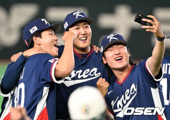 [OSEN=도쿄(일본), 손용호 기자] 도쿄의 기적이 나왔다. 한국 WBC 대표팀이 17년 만에 1라운드를 통과했다.&nbsp;한국은 9일 일본 도쿄돔에서 열린 ‘2026 월드베이스볼클래식(WBC)’ 1라운드 C조 호주와의 경기에서 로 승리를 거뒀다. 이로써 한국은 조별라운드 2승2패를 기록하면서 호주, 대만 등을 최소실점률로 제치면서 2009년 이후 17년 만에 1라운드를 통과했다. 이제 한국은 마이애미행 전세기를 탄다.경기 종료 후 한국 소형준, 손주영, 곽빈이 기념 촬영을 하고 있다. 2026.03.09&nbsp;/spjj@osen.co.kr