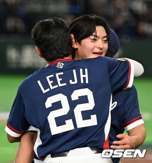 [OSEN=도쿄(일본), 손용호 기자] 도쿄의 기적이 나왔다. 한국 WBC 대표팀이 17년 만에 1라운드를 통과했다.&nbsp;한국은 9일 일본 도쿄돔에서 열린 ‘2026 월드베이스볼클래식(WBC)’ 1라운드 C조 호주와의 경기에서 로 승리를 거뒀다. 이로써 한국은 조별라운드 2승2패를 기록하면서 호주, 대만 등을 최소실점률로 제치면서 2009년 이후 17년 만에 1라운드를 통과했다. 이제 한국은 마이애미행 전세기를 탄다.경기 종료 후 한국 이정후가 조병현과 승리의 기쁨을 나누고 있다. 2026.03.09&nbsp;/spjj@osen.co.kr
