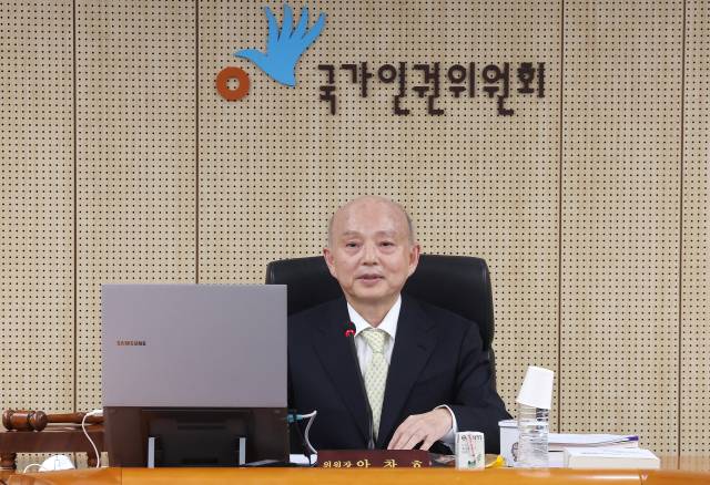 ▲안창호 국가인권위원장이 8일 서울 중구 인권위원회에서 2035 국가온실가스감축목표(NDC) 수립에 대한 권고 수용 여부 등을 검토하는 제23차 전원위원회를 주재하고 있다. ⓒ연합뉴스