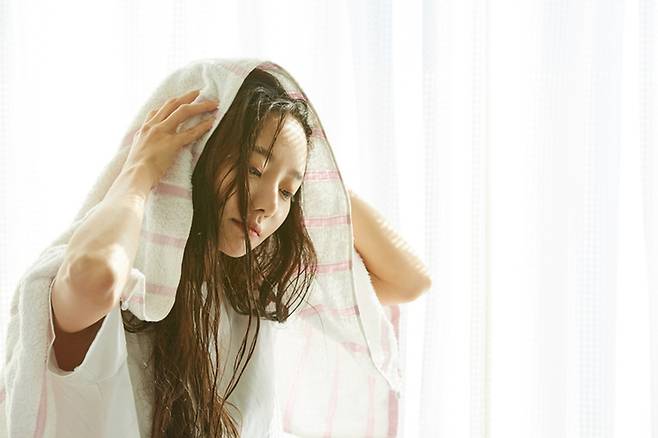 뽀득함은 청결의 신호가 아닌 두피 비명일 수 있다. 전문가들은 거품 세정보다 잔여물을 비워내는 3분의 헹굼이 탈모 예방의 핵심이라고 조언한다. 게티이미지
