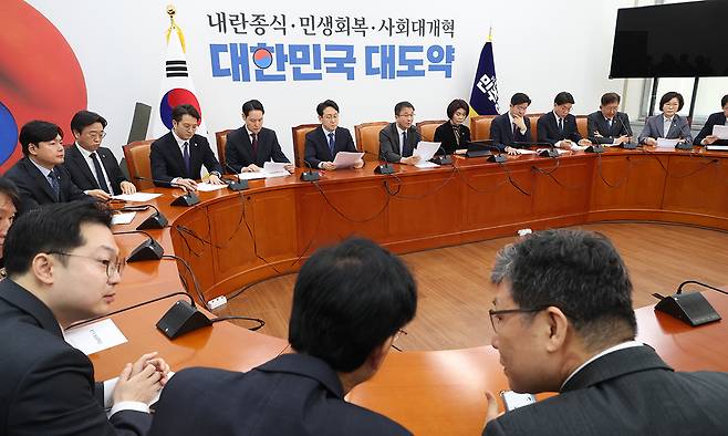 한병도 더불어민주당 원내대표가 10일 서울 여의도 국회에서 열린 원내대책회의에서 발언을 하고 있다. 뉴시스