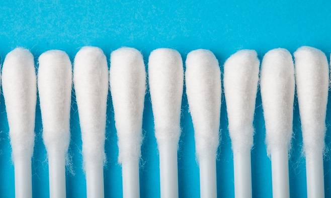 면봉은 작은 솜 끝과 가느다란 막대로 구성돼 좁은 틈 청소나 소량의 액체를 바르는 데 활용할 수 있다. 사진=게티이미지뱅크