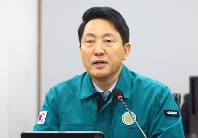 오세훈 서울시장이 9일 서울시청에서 열린 방탄소년단(BTS) 컴백 행사 지원 점검 회의에서 철저한 대비를 당부하고 있다. 뉴시스