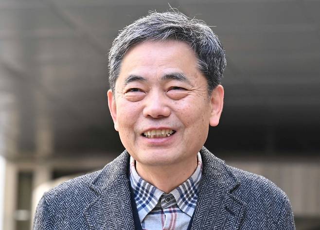 미소 보이는 곽상도 전 의원 - 곽상도 전 의원이 6일 서울 서초구 서울중앙지방법원에서 열린 1심 선고를 마친 뒤 입장을 밝히며 미소를 짓고 있다. 이날 법원은 ‘대장동 50억 클럽’ 관련 범죄 수익을 은닉한 혐의를 받는 곽 의원에 대한 공소를 기각했다. 2026.2.6 [공동취재]