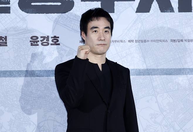 파이팅 외치는 배성우 - 배우 배성우가 9일 오전 서울 용산구 CGV용산아이파크몰에서 열린 영화 ‘끝장수사’ 제작보고회에서 포즈를 취하고 있다. 2026.03.09 뉴시스