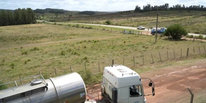 사진=물 부족으로 고전하는 농촌에 용수를 공급하기 위해 물탱크차가 이동하고 있다. 우루과이 상하수도공사 제공