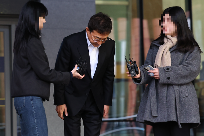 고개숙여 인사하는 배우 이재룡 - 도로교통법 위반(음주운전·사고후미조치) 혐의를 받고 있는 배우 이재룡이 10일 서울 강남경찰서에서 피의자 조사를 마친 뒤 인사하고 있다. 2026.3.10 뉴시스