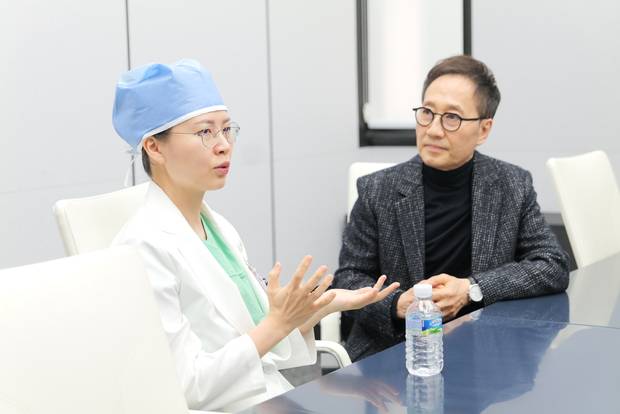 가수 유열(오른쪽) 씨가 폐 수술을 집도한 박샘이나 서울대병원 심장혈관흉부외과 교수와  함께 인터뷰를 하고 있다. 사진 제공=서울대병원