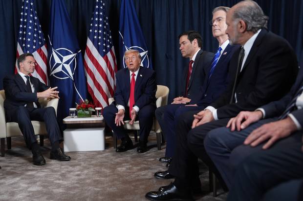 도널드 트럼프 미국 대통령(가운데)이 1월 21일 스위스 다보스에서 열린 세계경제포럼(WEF) 연차총회 현장에서 마르크 뤼터 북대서양조약기구(NATO) 사무총장(왼쪽)과 만나 대화를 나누고 있다. AP연합뉴스