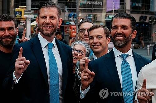 에릭 트럼프(왼쪽부터)와 도널드 트럼프 주니어가 사진촬영을 위해 포즈를 취하고 있다. 로이터 연합뉴스