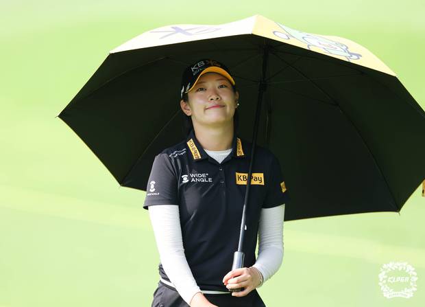 퍼팅을 마치고 이동하고 있는 방신실. 사진 제공=KLPGA