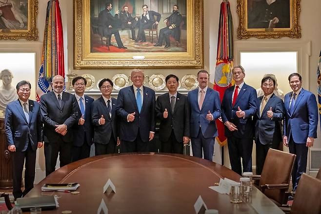 지난해 7월30일 무역 합의를 타결한 직후, 트럼프와 만난 한국 정부 협상단. ⓒ백악관 엑스