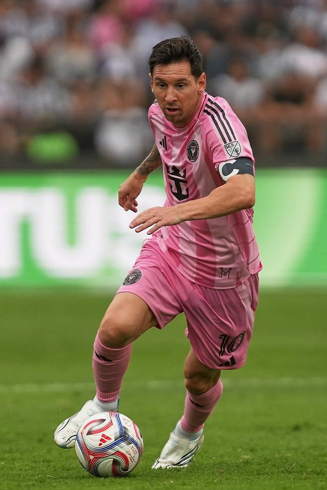 마이애미 메시는 소속팀서 연봉을 304억 원 받고 있지만 그가 매년 팀에 벌어다주는 액수는 최소 1195억 원인 것으로 알려졌다. AP뉴시스