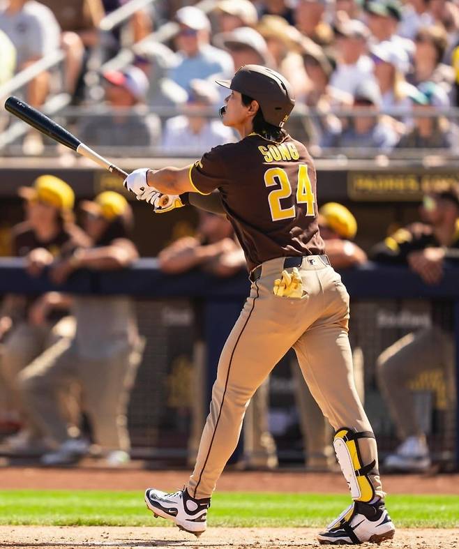 샌디에이고 송성문은 6일 2026 MLB 시범경기 시애틀전 이후 옆구리 부상으로 이탈했다. 그는 부상으로 기량을 선보이지 못하며 개막 엔트리서 탈락할 위기에 놓였다. 사진출처｜샌디에이고 공식 SNS