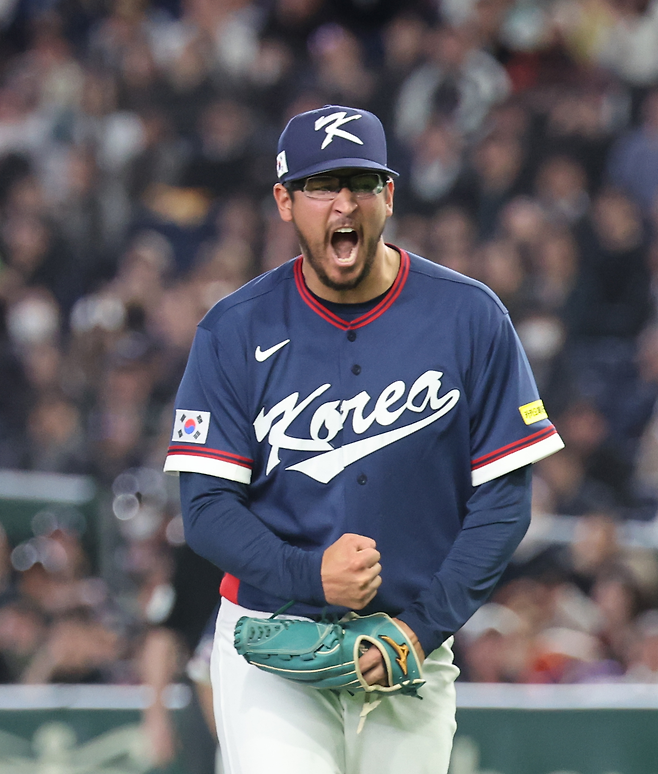 WBC 대표팀 데인 더닝이 9일 호주전 7회말 위기를 막고 포효하고 있다. 연합뉴스