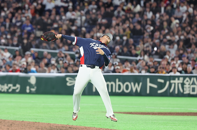 WBC 대표팀 문보경이 9일 호주전 9회말 마지막 아웃카운트를 잡은 뒤 글러브째 공을 던지며 기뻐하고 있다. 연합뉴스