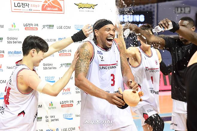 브라이스 워싱턴(가운데)이 지난 9일 서울 잠실실내체육관에서 열린 2025~2026 LG전자 프로농구 서울 삼성전에서 승리한 뒤 팀 동료들의 물 세례를 받고 있다. KBL 제공