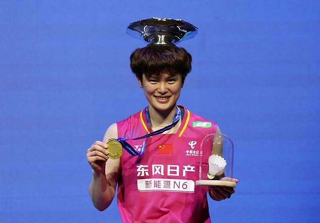 ▲ 중국 매체 'QQ 뉴스'는 "왕즈이가 자신의 한계를 넘어섰다. 늘 정상에 한두 걸음 모자랐던 그였지만 이번에는 다른 결말을 만들어냈다"면서 "왕즈이는 두 팔을 들어 올리며 오랜 기간 꿈꿔온 안세영전 승리 기쁨을 만끽했다"고 적었다. ⓒ연합뉴스/REUTERS