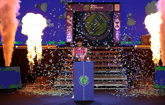 ▲ 중국 매체 'QQ 뉴스'는 "왕즈이가 자신의 한계를 넘어섰다. 늘 정상에 한두 걸음 모자랐던 그였지만 이번에는 다른 결말을 만들어냈다"면서 "왕즈이는 두 팔을 들어 올리며 오랜 기간 꿈꿔온 안세영전 승리 기쁨을 만끽했다"고 적었다. ⓒ연합뉴스/REUTERS