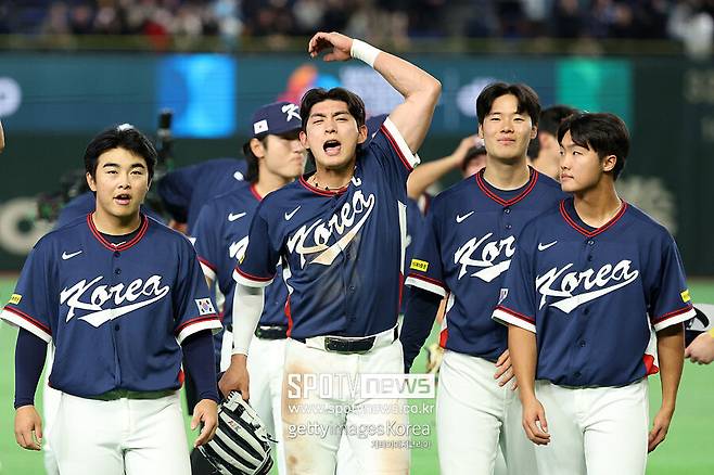 ▲ 주장 이정후를 비롯한 한국 선수들이 WBC 2라운드 진출을 확정하고 기쁨을 표출하고 있다.