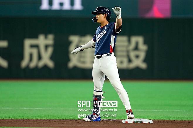 ▲ 한국 주장 이정후가 비행기 세리머니를 펼치고 있다.