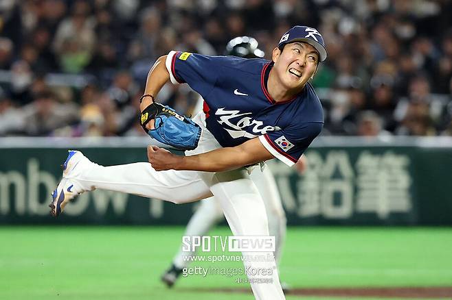 ▲ 한국 야구 대표팀 좌완 투수 손주영이 지난 9일 일본 도쿄돔에서 열린 2026 월드베이스볼클래식 1라운드 C조 호주전에 선발 등판해 투구하고 있다. 손주영은 이날 왼쪽 팔꿈치에 불편감을 느껴 1이닝만 던진 채 강판당했다. 정밀 검진을 위해 미국으로 향하지 않고 10일 한국으로 귀국하기로 결정했다.