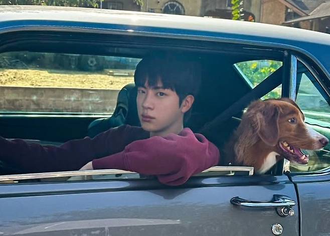 도쿄돔에 울려퍼진 'Running Wild'..방탄소년단 진, 이번엔 WBC서 최고 인기 입증