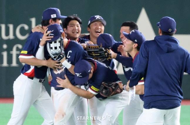 주장 이정후를 얼싸안고 기뻐하는 선수단. /사진=강영조 선임기자