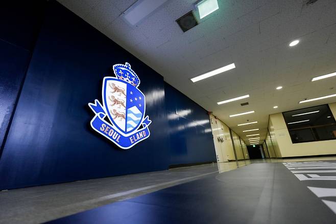 대형 엠블럼 조명이 생긴 로비. /사진=서울 이랜드 제공